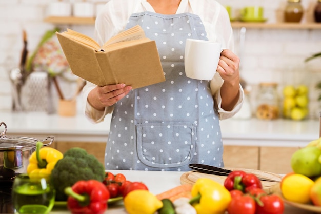 Руки с кулинарной книгой